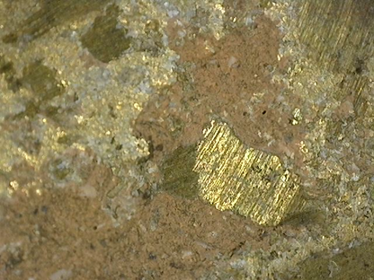 Microscopische bevestiging van oorspronkelijke vuurvergulding op 17e–18e eeuws Khmer Vishnu borstbeeld