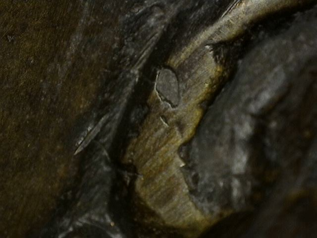 Vergroting van natuurlijke oxidatie en patina-opbouw op Khmer bronzen Vishnu borstbeeld