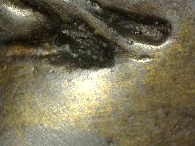 Microscopisch beeld van oorspronkelijke vuurvergulding op bronzen Vishnu borstbeeld, Khmer Cambodja, 17e–18e eeuw