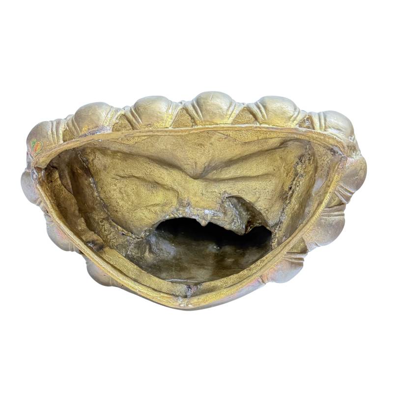 Vuurvergulde Himalaya Boeddha op traditionele lotusbasis