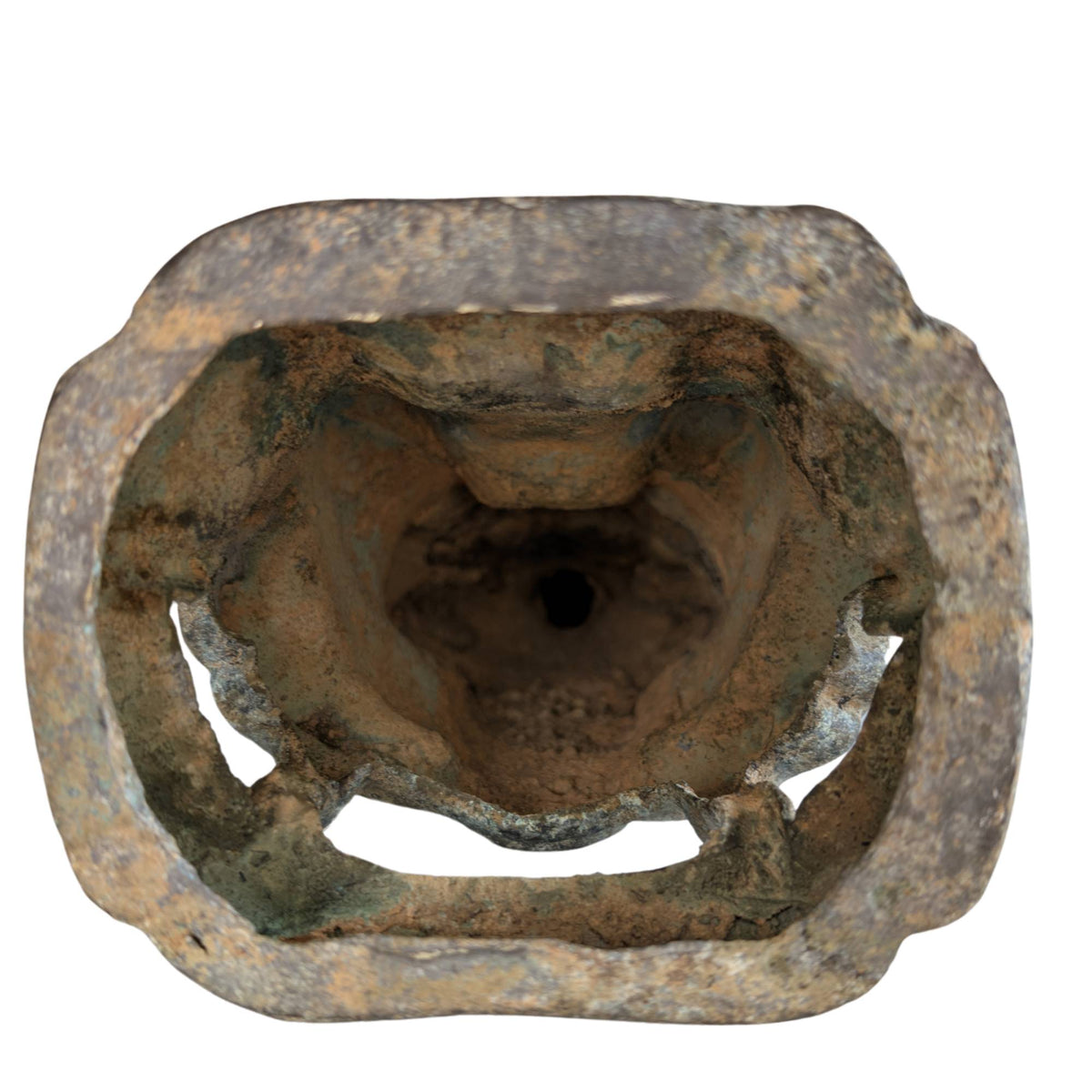 Zeldzaam studieobject voor kenners van vroege Aziatische metaalkunst.