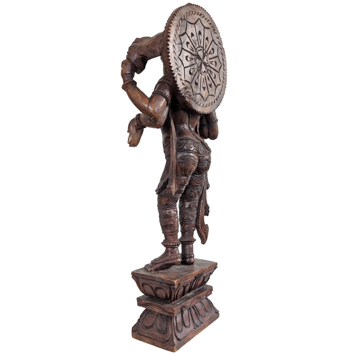 Profiel van het handgesneden houten Vishnu beeld uit India.