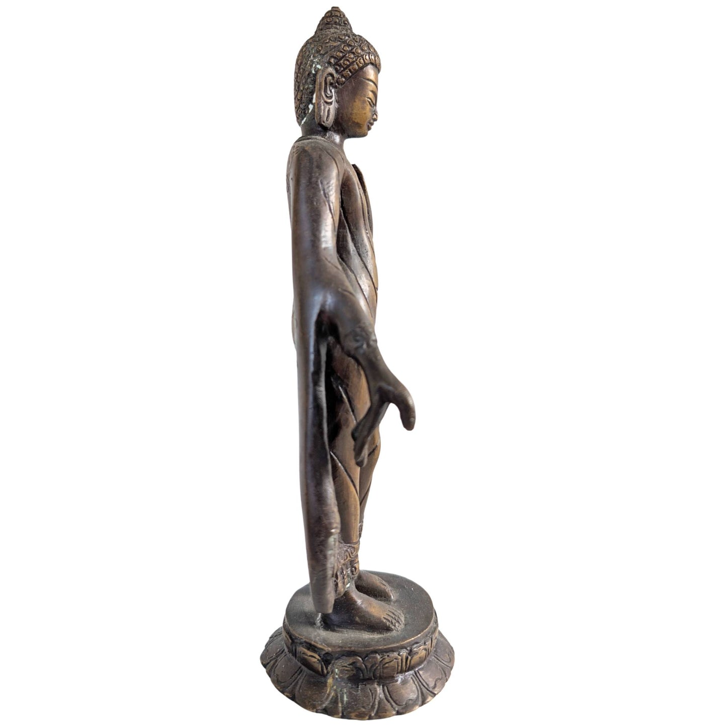Zijaanzicht van de staande Boeddha figuur met vloeiende gewaden in brons.