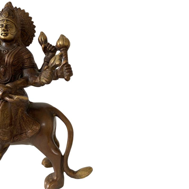 zijdeaanzicht van bronzen Durga op leeuw – oud Hindoe beeld