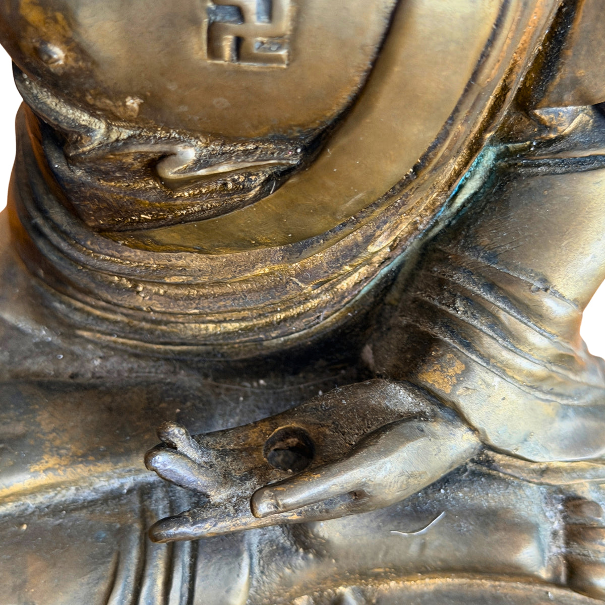Linkerhand in de schoot en gewaadplooien, detail