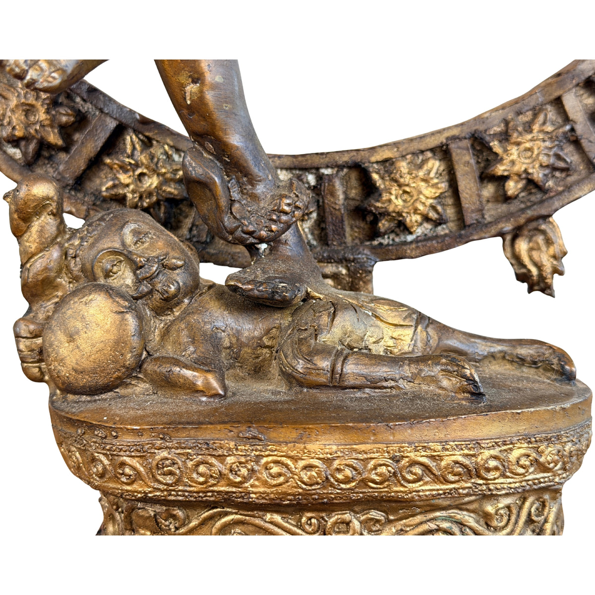 Apasmara onder de voet van Shiva, op de rolwerk-sokkel, detail