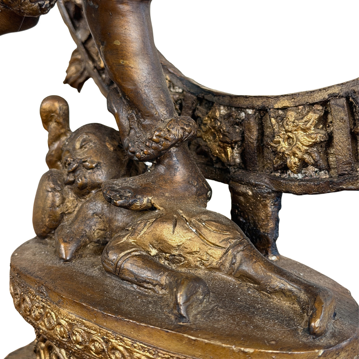 Apasmara met de standvoet van Shiva op de sokkel, detail