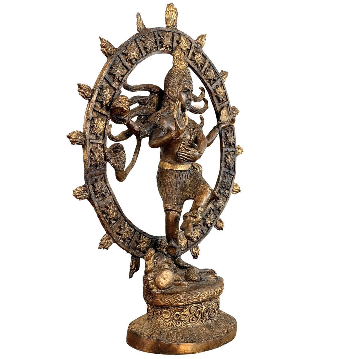 Driekwart vooraanzicht van de dansende Nataraja in de vlammencirkel