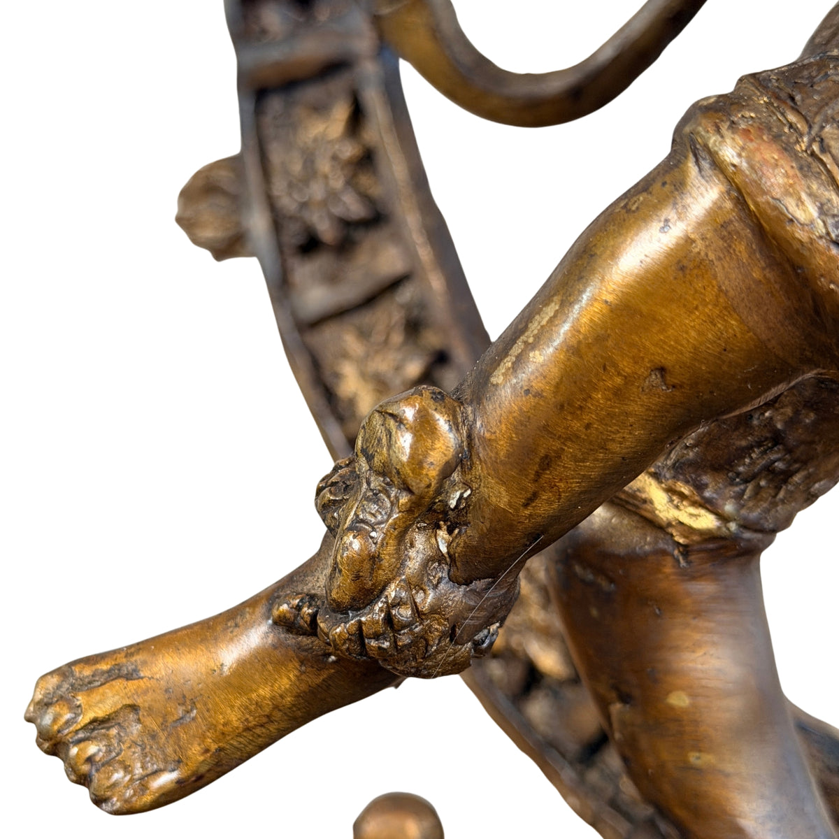 Geheven been en voet met enkelband, detail