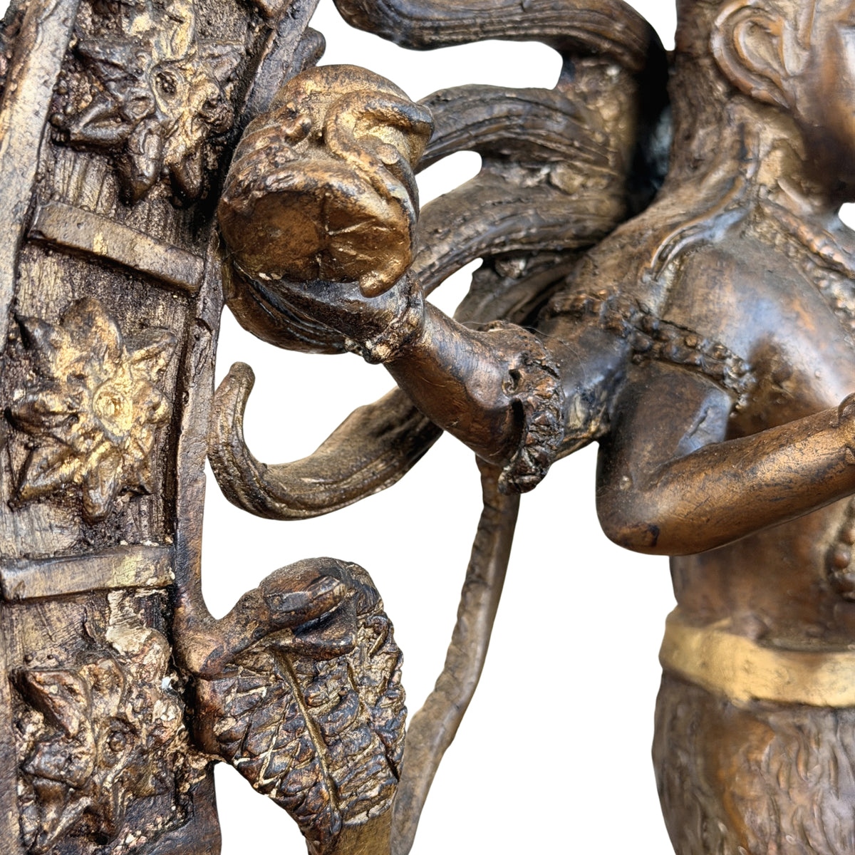 Bovenste hand met de damaru bij de vlammencirkel, detail
