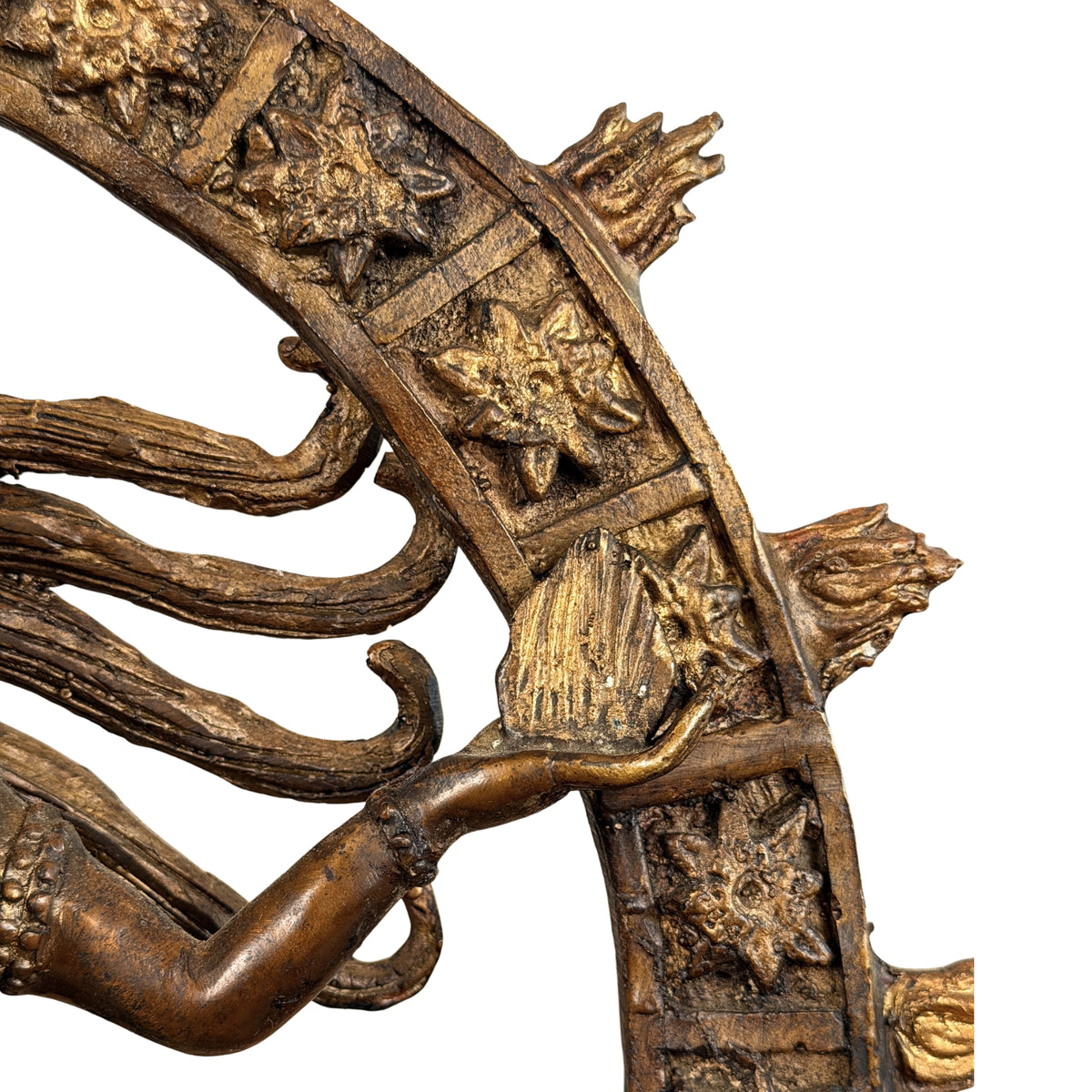 Bovenste hand met de vlam bij de vlammencirkel, detail
