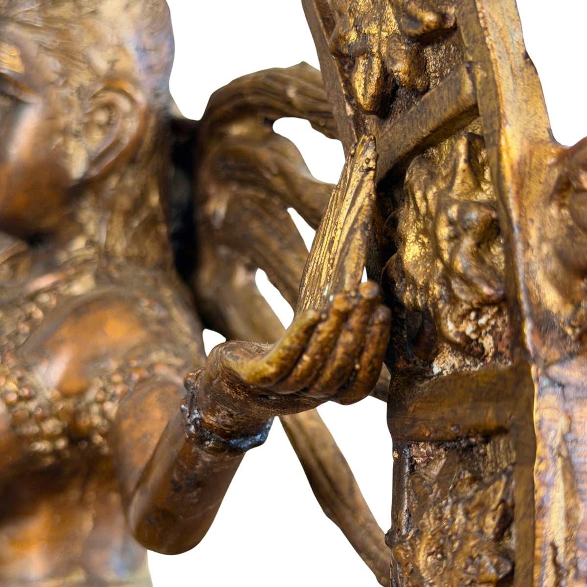 Hand met de vlam bij de vlammencirkel, van opzij, detail