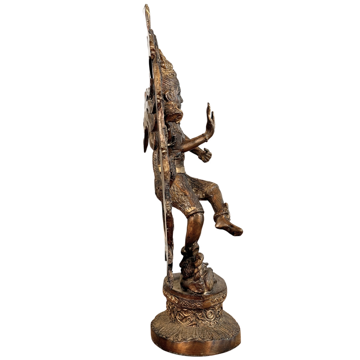 Zijaanzicht van de dansende Nataraja op de sokkel
