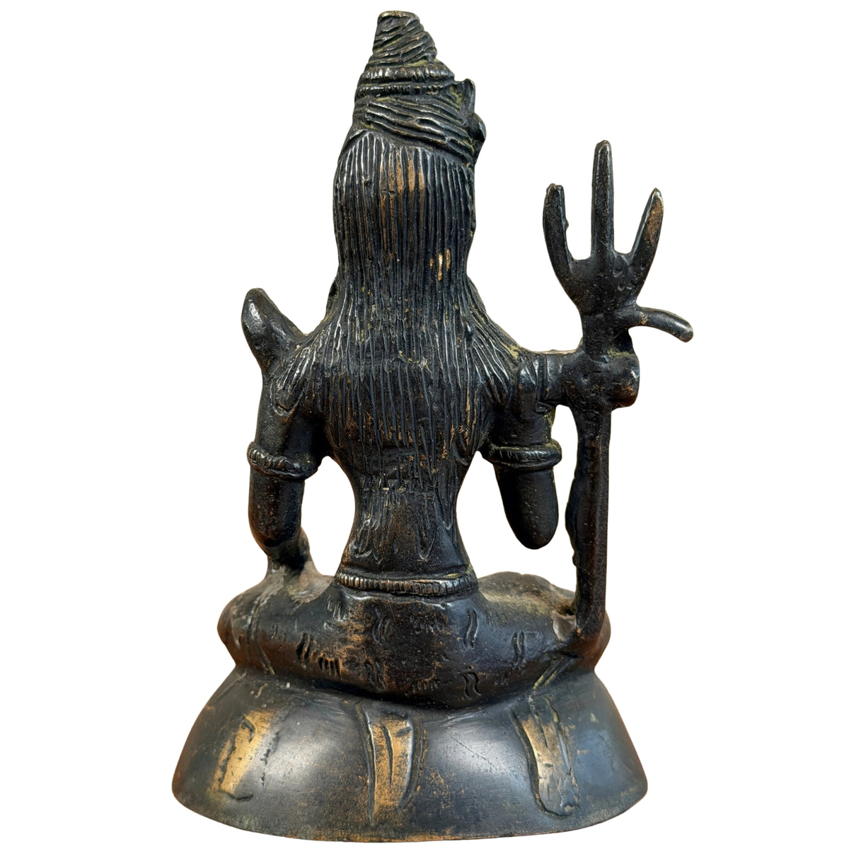 Achteraanzicht van de zittende Shiva met haar over de rug op de ovale voet