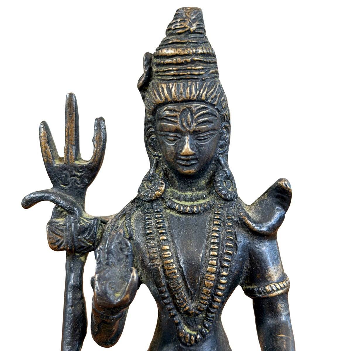 Hoofd en bovenlijf van Shiva met gestapelde haarwrong, derde oog, rudraksha-kettingen, drietand en hand in abhaya-mudra, detail