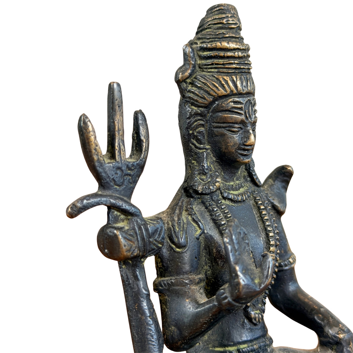 Hoofd van Shiva met gestapelde haarwrong en derde oog naast de drietand, driekwart detail