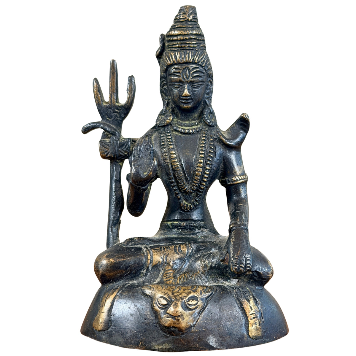 Zittende bronzen Shiva als Mahayogi op een tijgervel, met drietand en geheven hand, vooraanzicht