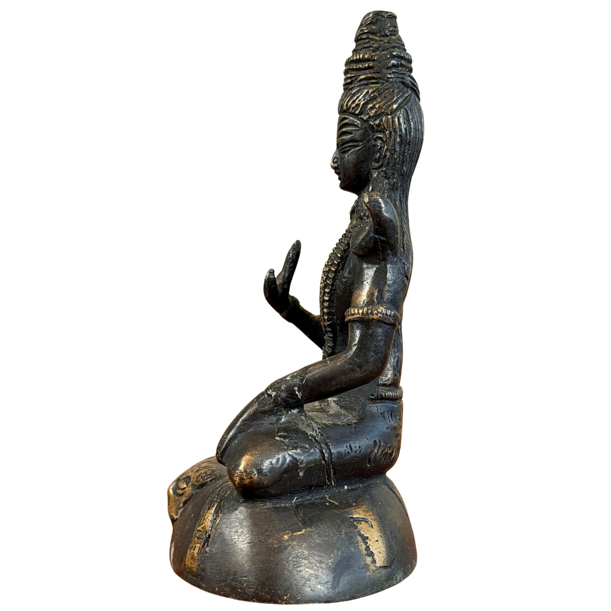Linkerzijde van de zittende Shiva in profiel, met de geheven hand