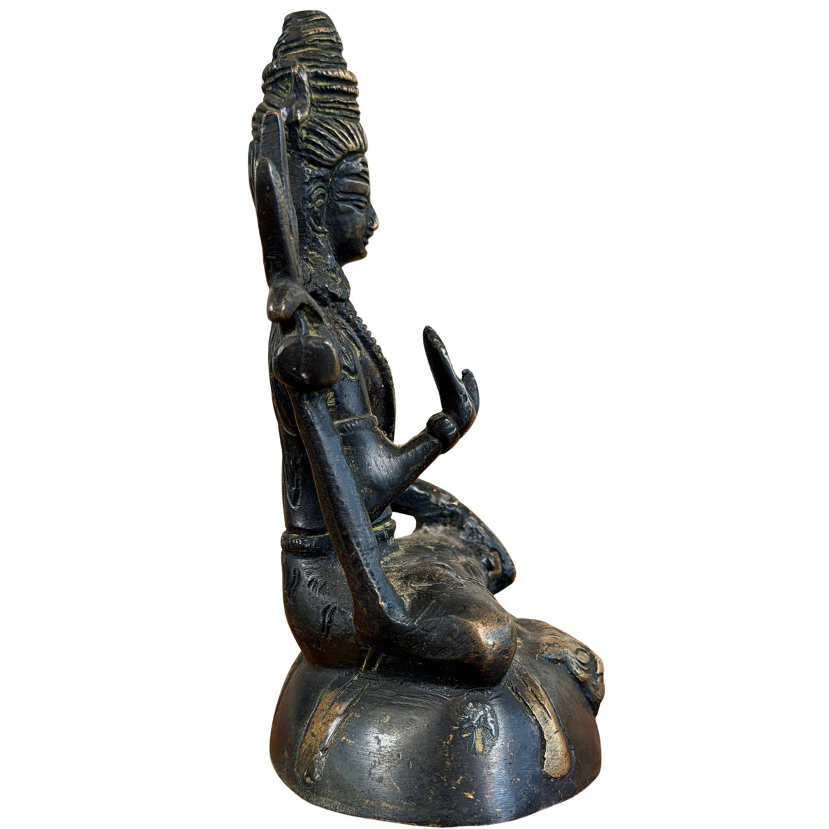 Rechterzijde van de zittende Shiva met drietand en geheven hand