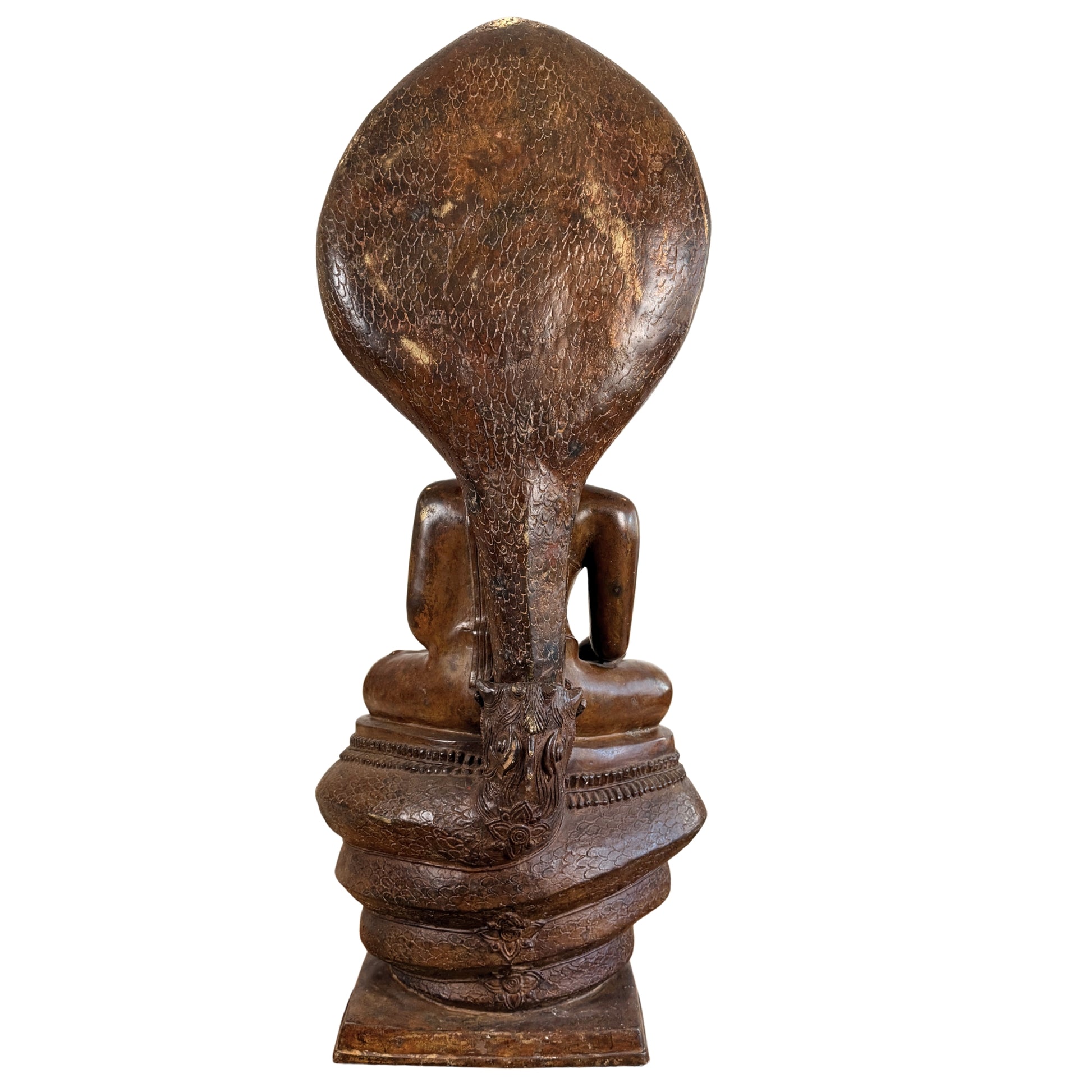 Zuiver achteraanzicht van een monumentaal bronzen Phra Nagprok Boeddhabeeld in Grahi-stijl, tonende de volledige symmetrie van het zevenkoppige slangenscherm met handgeciseleerde schubben en de opgerolde naga-troonbasis
