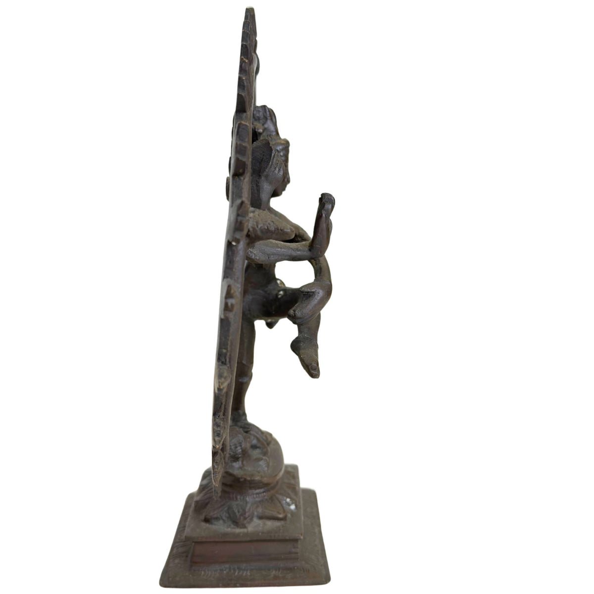 Zwaar bronzen Shiva beeld in zijaanzicht met traditionele vlammenring en sierlijke danshouding