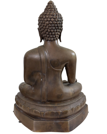 Zwaar gegoten Buddha beeld met een diepe patina in de Ayutthaya-traditie.